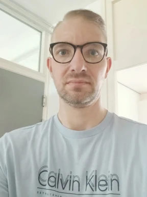 <span>Ronald, 41</span>&nbsp;<span style='width: 25px; height: 16px; float: right; background-image: url(/bitmaps/flags_small/NL.PNG)'>&nbsp;</span><br><span>Bodegraven, Pays-Bas</span>&nbsp;<input type='button' class='joinbtn' style='float: right' value='JOIN NOW' />