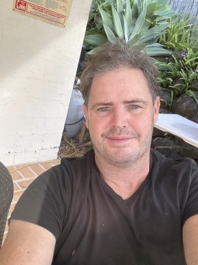 <span>Ronnie, 32</span> <span style='width: 25px; height: 16px; float: right; background-image: url(/bitmaps/flags_small/AU.PNG)'> </span><br><span>Gold Coast, Australia</span> <input type='button' class='joinbtn' style='float: right' value='JOIN NOW' />