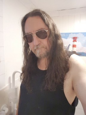 English men looking for love