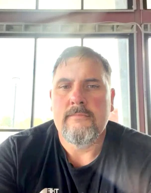 <span>Jerad, 47</span> <span style='width: 25px; height: 16px; float: right; background-image: url(/bitmaps/flags_small/US.PNG)'> </span><br><span>Phoenix, Stati Uniti d'America</span> <input type='button' class='joinbtn' style='float: right' value='JOIN NOW' />