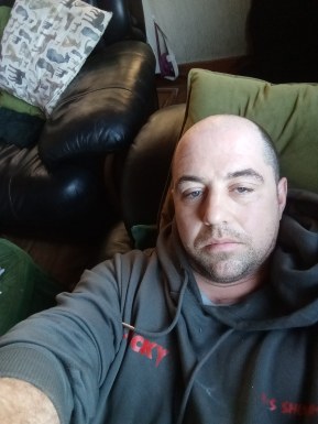 <span>John, 37</span>&nbsp;<span style='width: 25px; height: 16px; float: right; background-image: url(/bitmaps/flags_small/IE.PNG)'>&nbsp;</span><br><span>Dublin, 爱尔兰</span>&nbsp;<input type='button' class='joinbtn' style='float: right' value='JOIN NOW' />