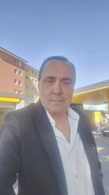 <span>Peter , 56</span>&nbsp;<span style='width: 25px; height: 16px; float: right; background-image: url(/bitmaps/flags_small/DE.PNG)'>&nbsp;</span><br><span>Platz, Niemcy</span>&nbsp;<input type='button' class='joinbtn' style='float: right' value='JOIN NOW' />